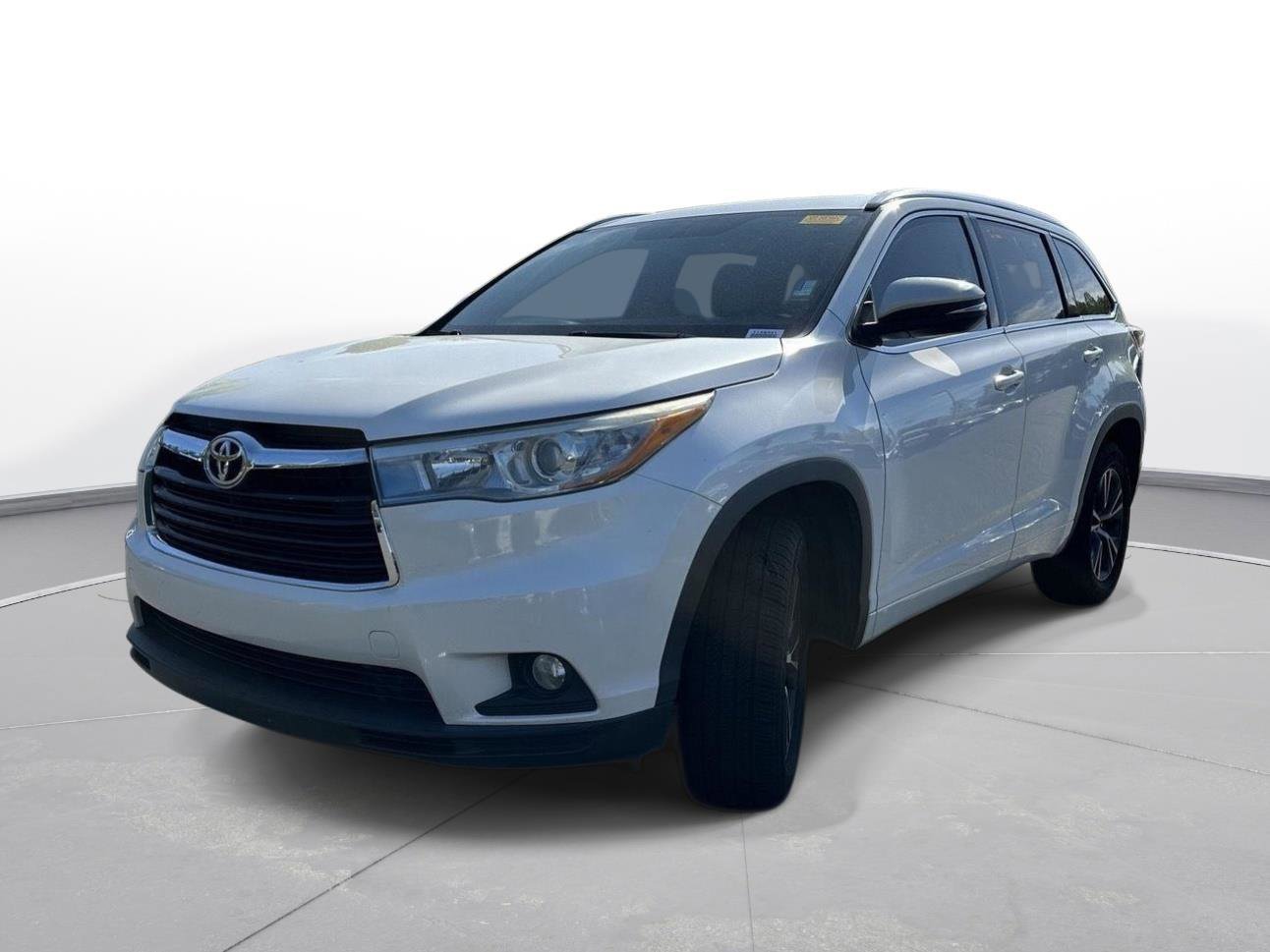 Used 2016 Toyota Highlander XLE image 2
