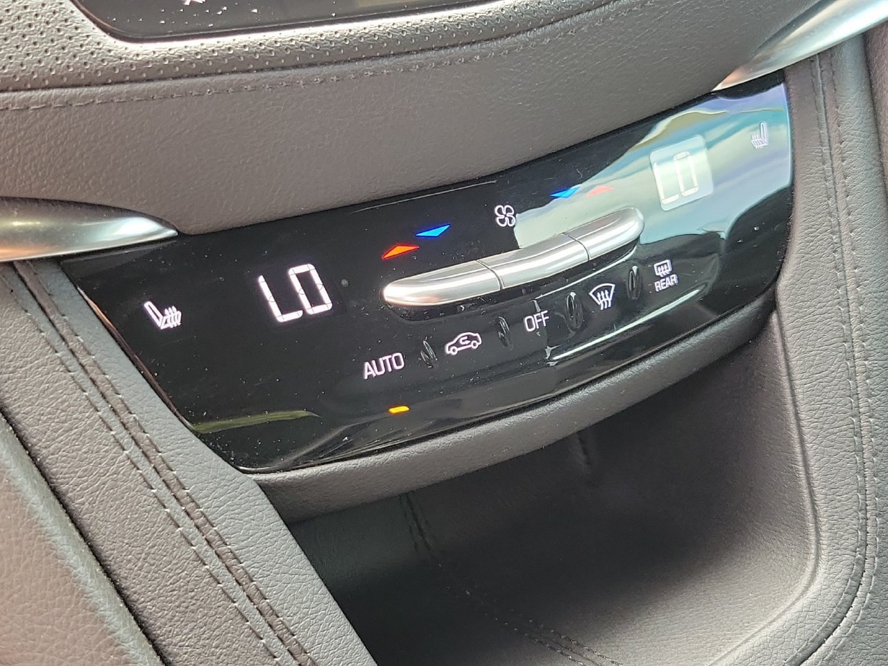 Certified 2025 Cadillac XT5 Premium Luxury w/ LPO, Floor Liner Package AWD/4WD image 28