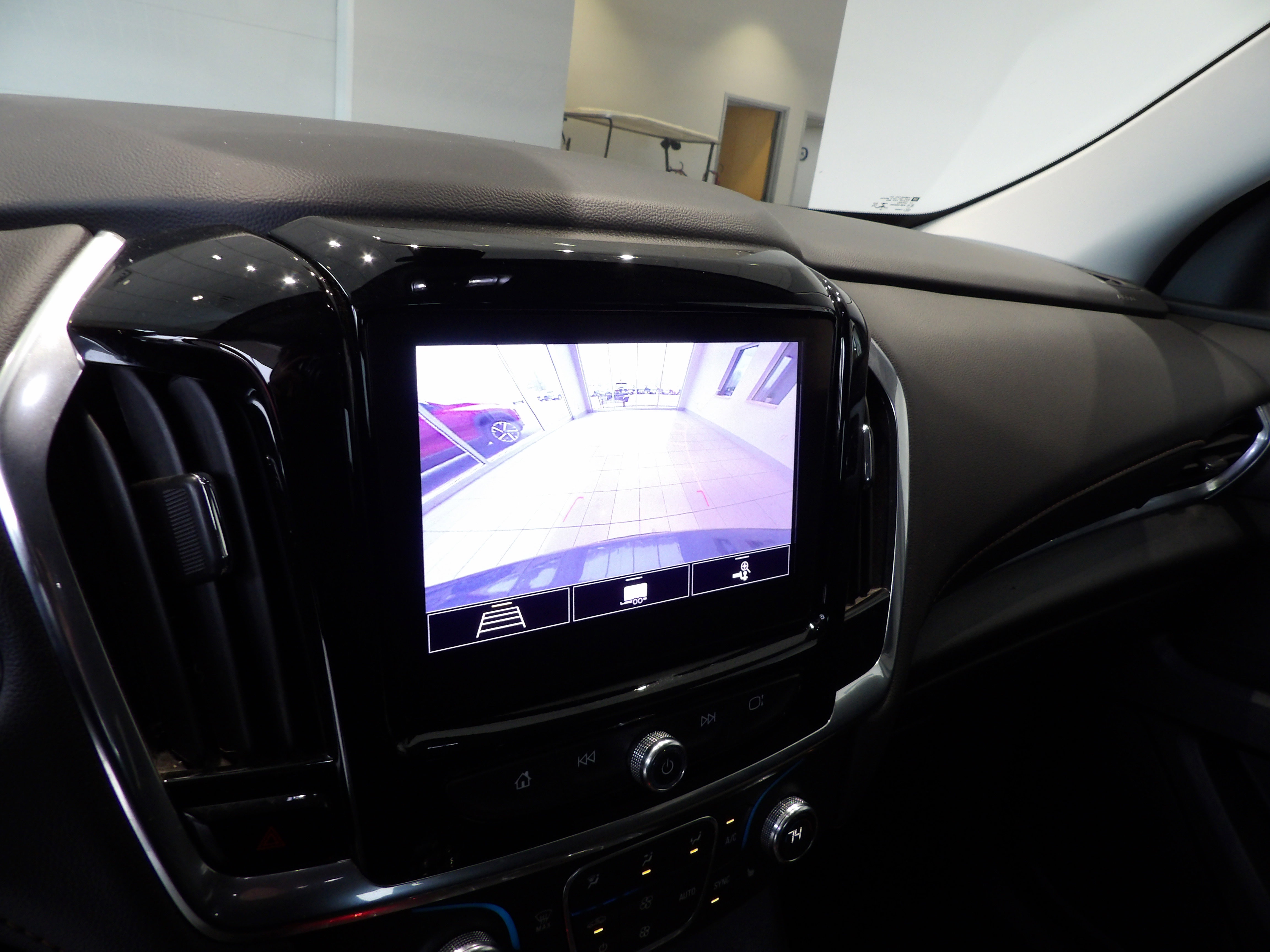 Used 2020 Chevrolet Traverse LT w/ Driver Confidence II Package image 16