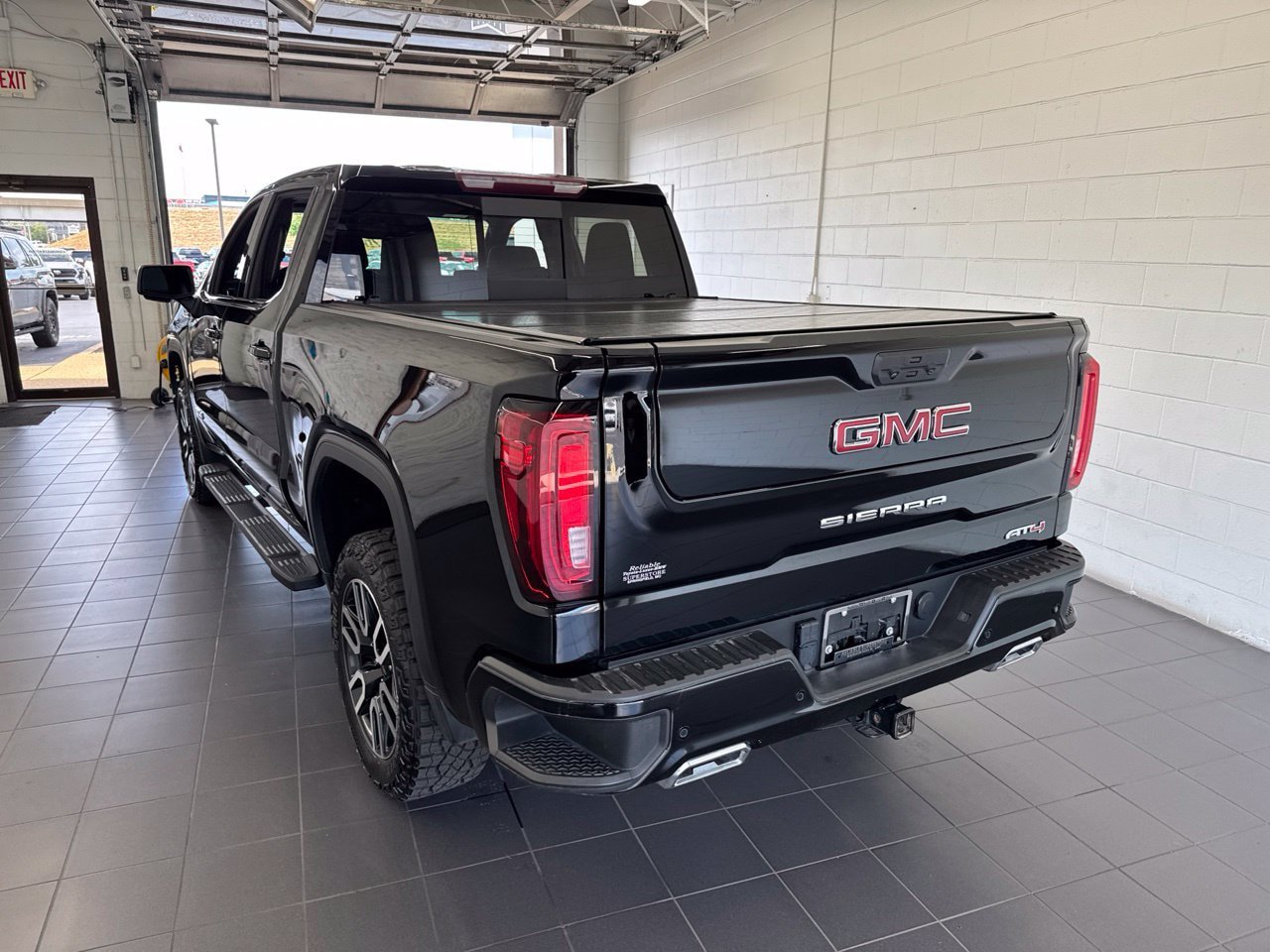 Used 2023 GMC Sierra 1500 AT4 w/ AT4 Preferred Package AWD/4WD image 6