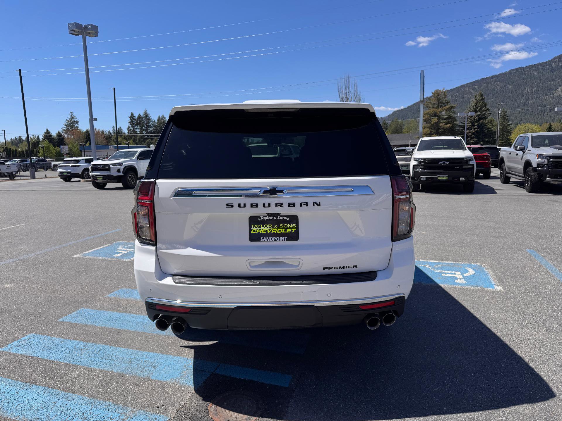 Used 2024 Chevrolet Suburban Premier w/ Premium Package AWD/4WD image 6