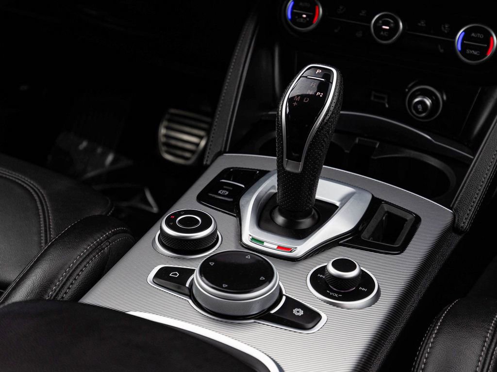 Used 2022 Alfa Romeo Stelvio Veloce AWD/4WD image 24
