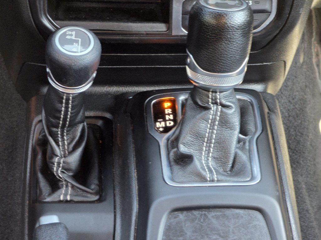 Used 2022 Jeep Wrangler Unlimited Sahara AWD/4WD image 35