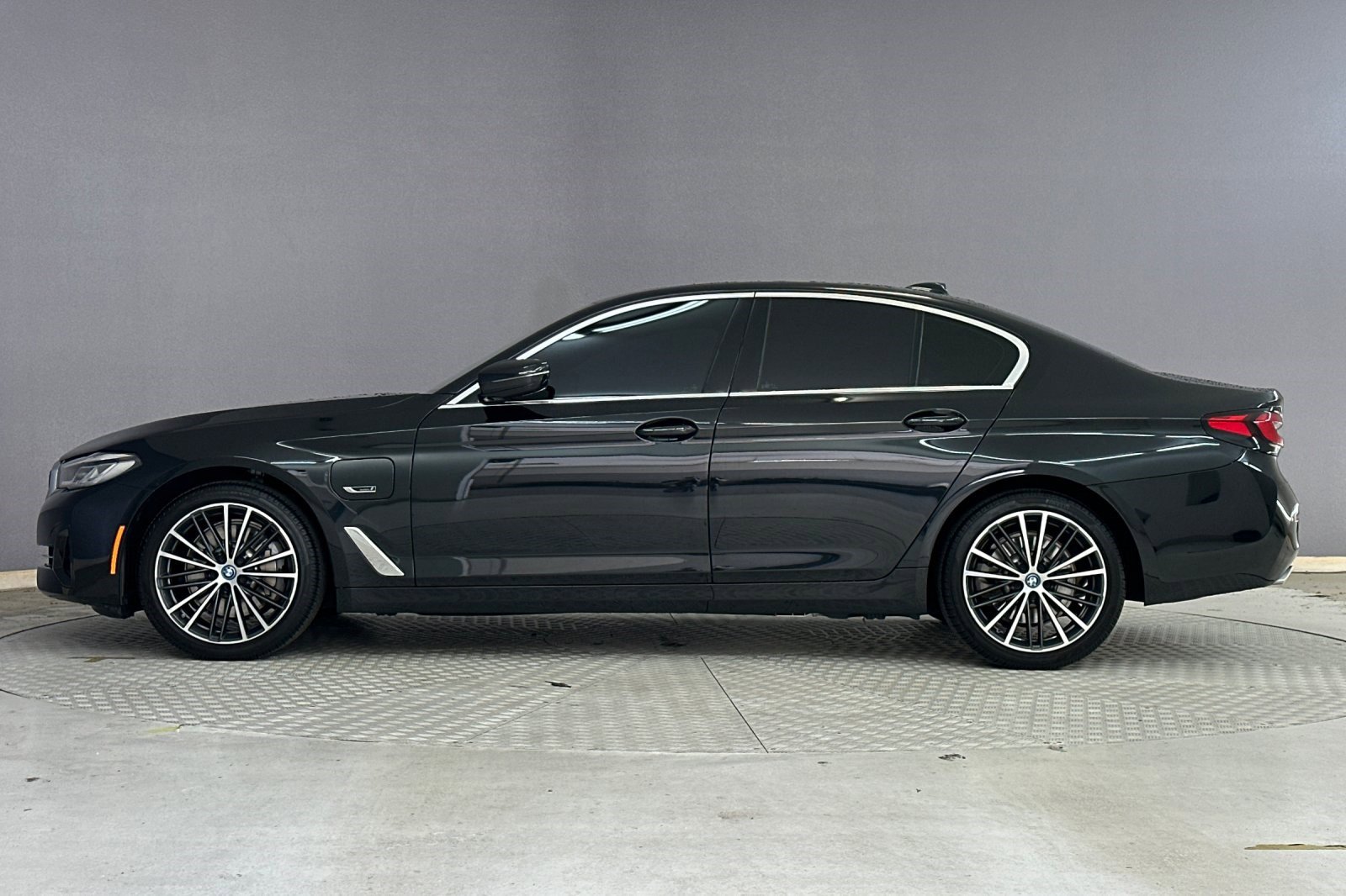 Certified 2023 BMW 530e w/ Convenience Package RWD image 2