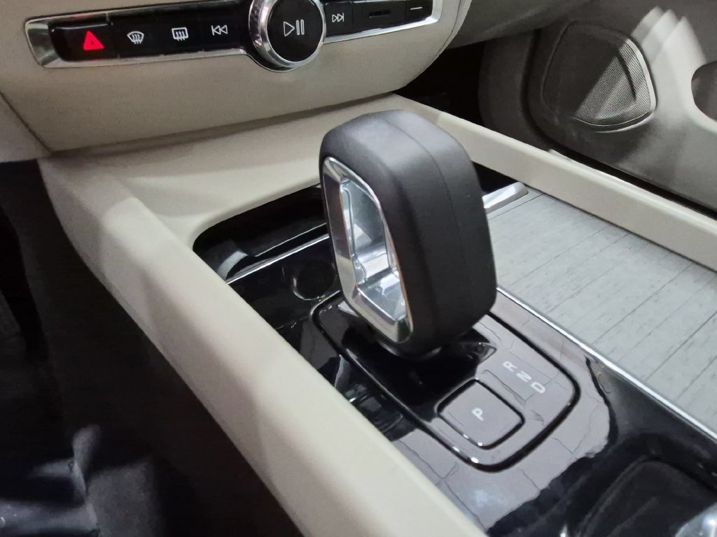 Used 2025 Volvo V60 B5 Cross Country Plus AWD/4WD image 17