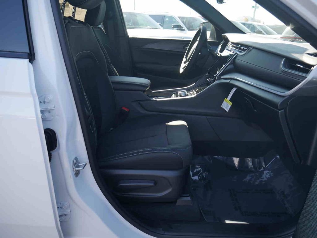 New 2025 Jeep Grand Cherokee Laredo X w/ Luxury Tech Group I image 21