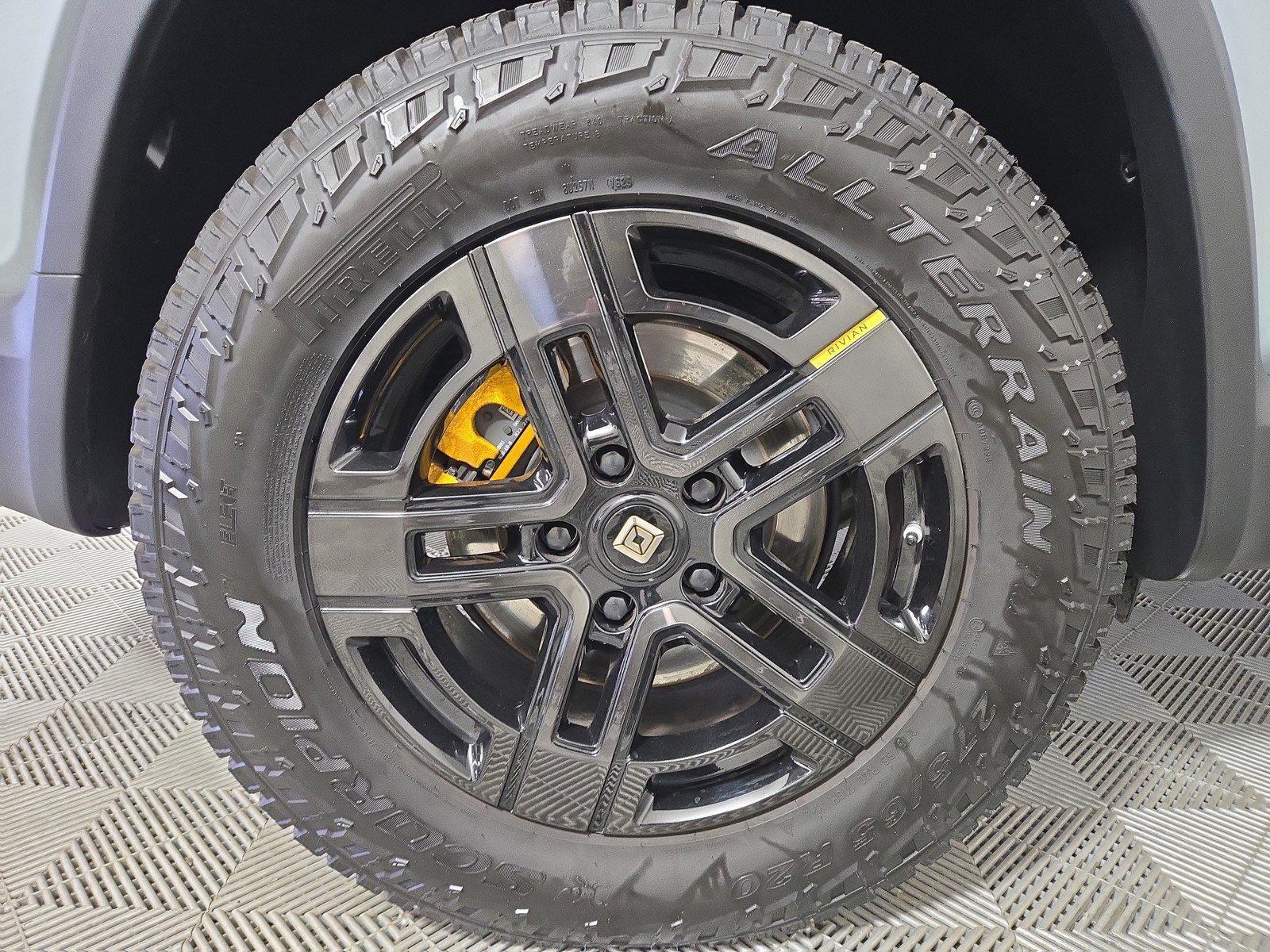 Used 2024 Rivian R1S Adventure AWD/4WD image 12