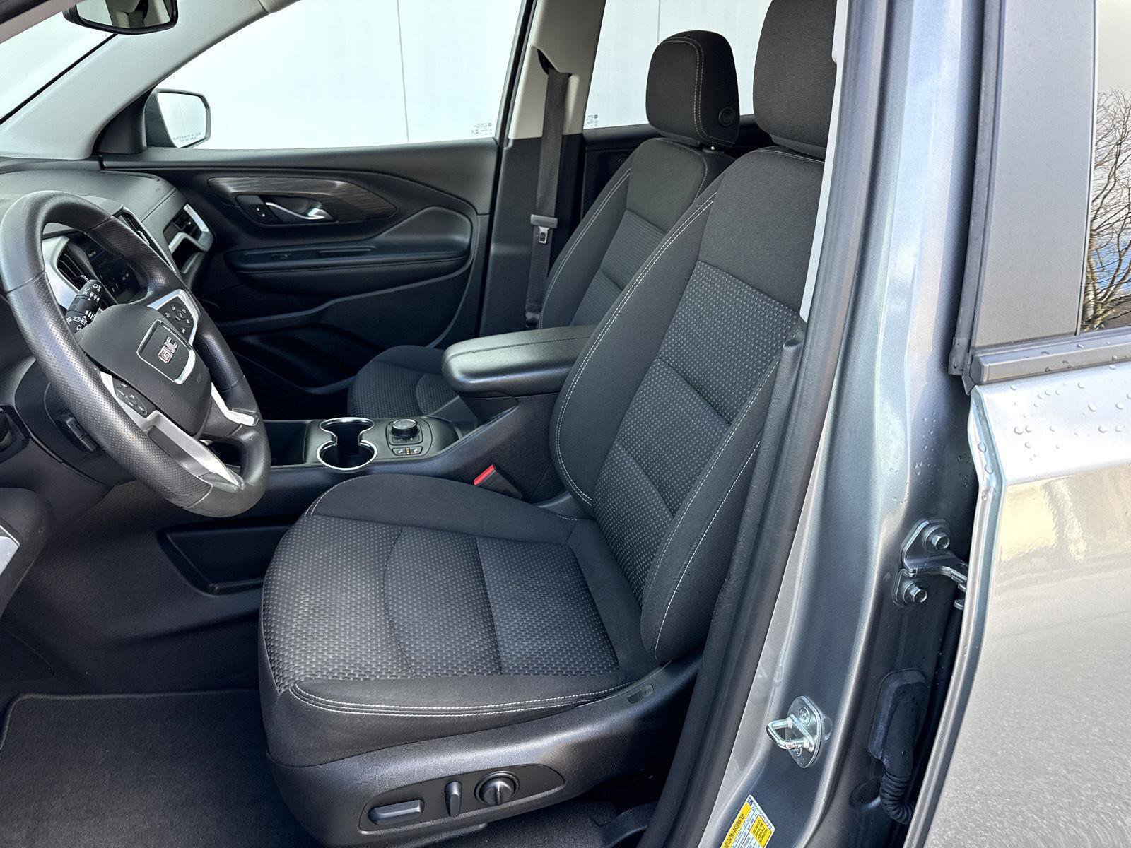 Used 2023 GMC Terrain SLE w/ Driver Convenience Package image 11