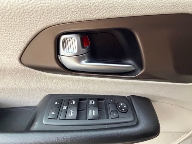 Used 2018 Chrysler Pacifica Touring-L FWD image 29