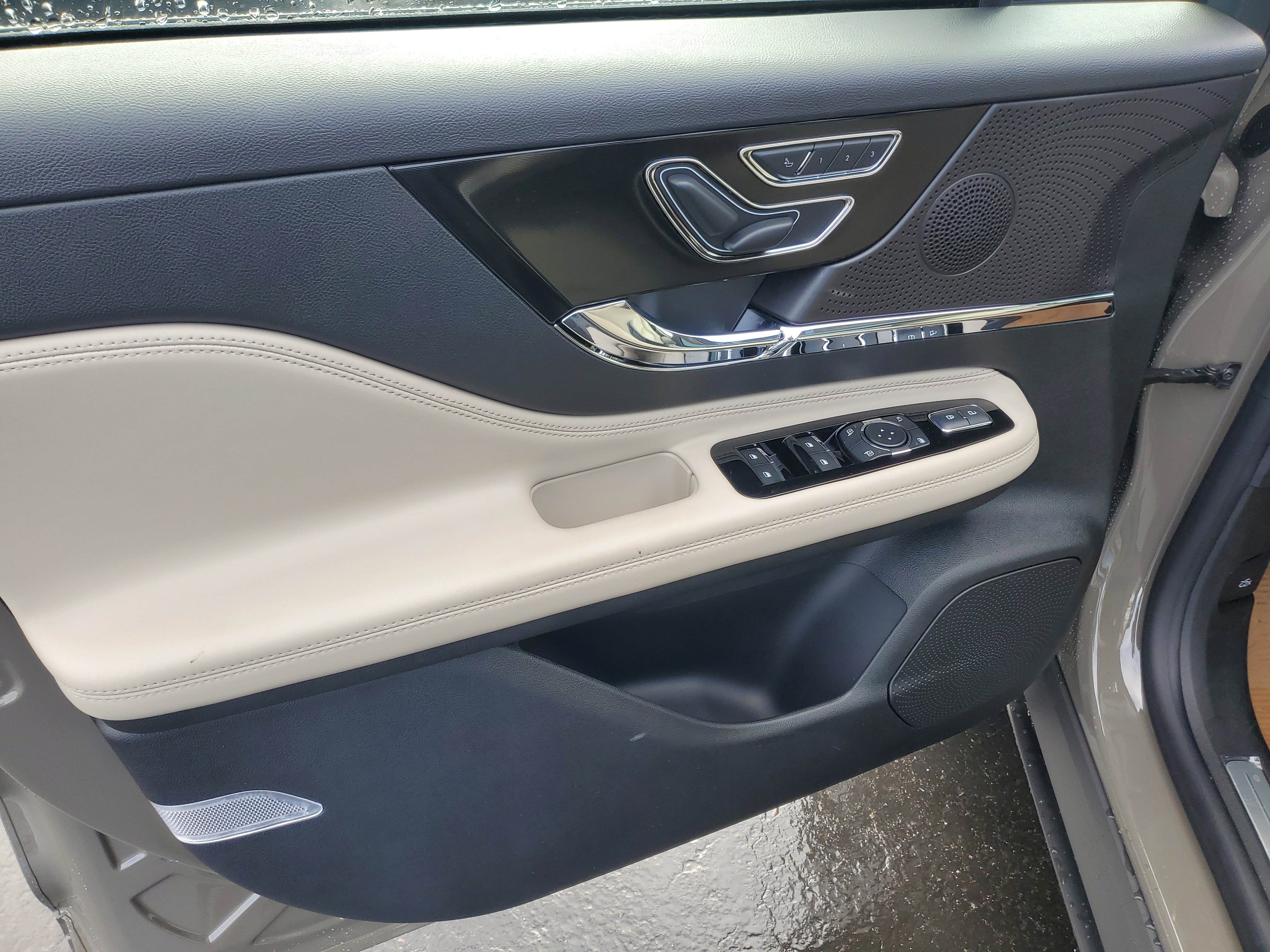 New 2026 Lincoln Corsair Premiere image 8