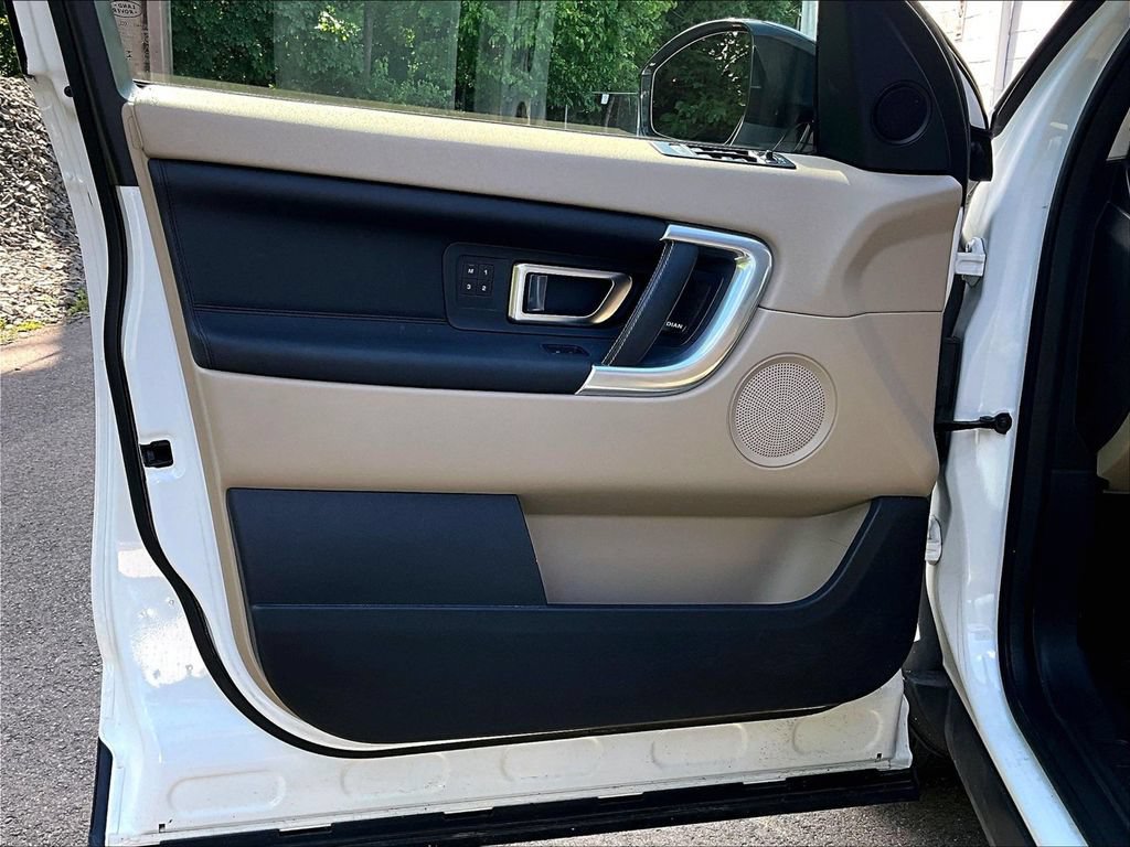 Used 2019 Land Rover Discovery Sport HSE AWD/4WD image 28
