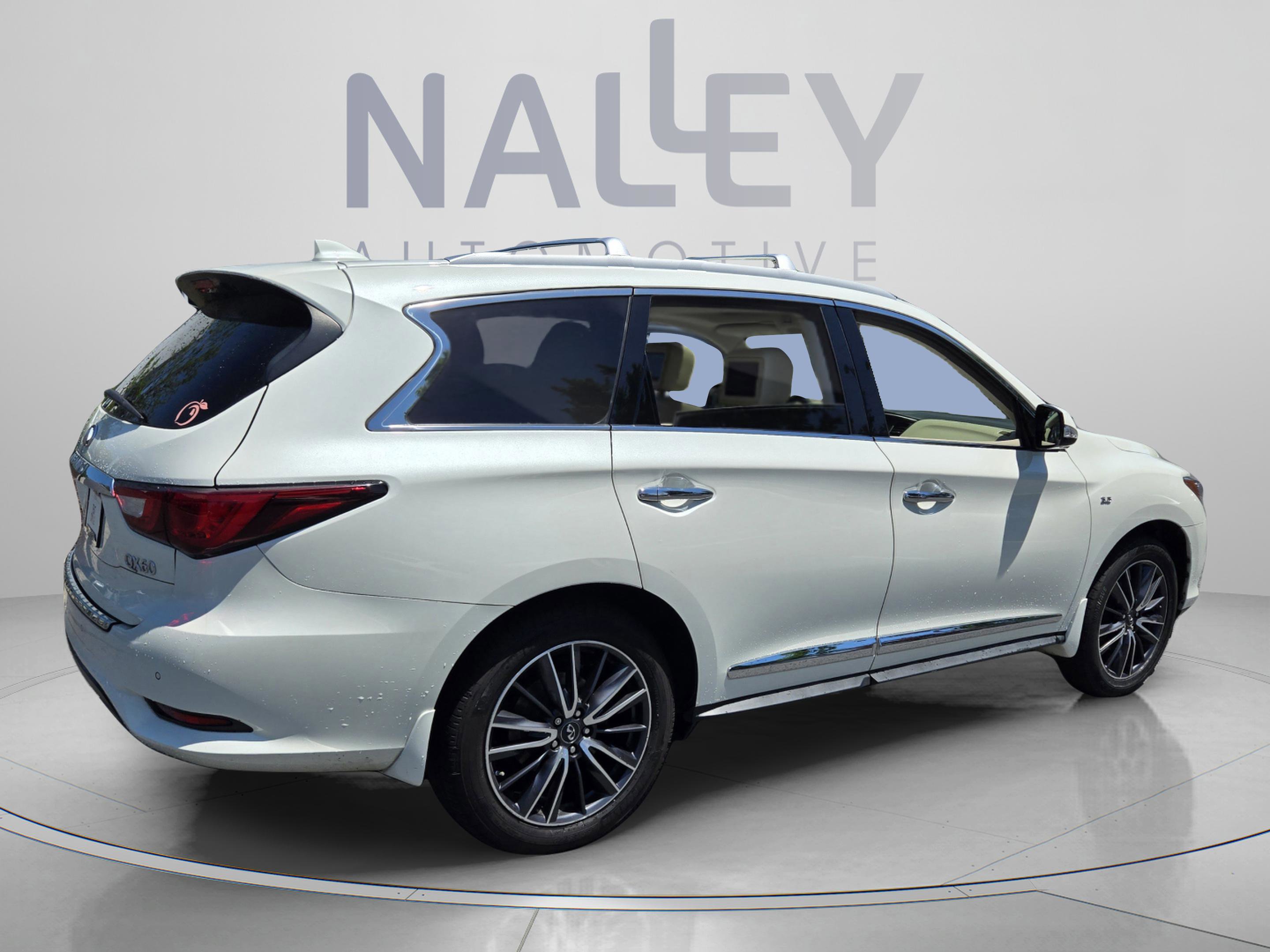 Used 2017 INFINITI QX60 Luxe w/ Deluxe Technology Package AWD/4WD image 3
