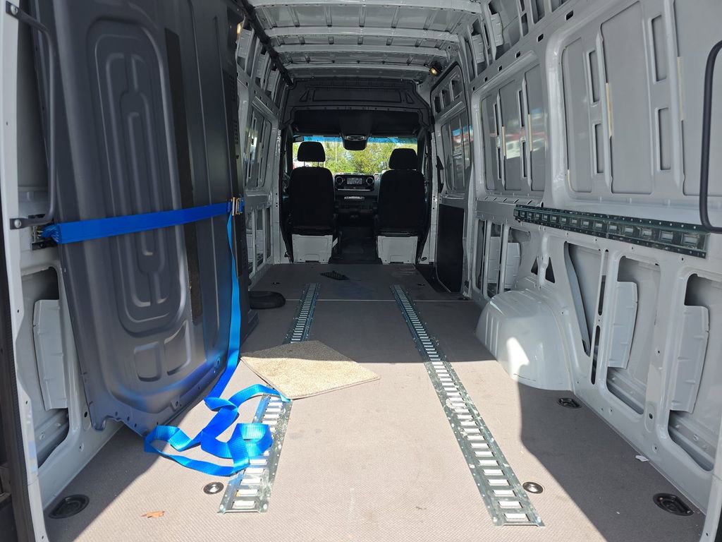Used 2024 Mercedes-Benz Sprinter 2500 image 9