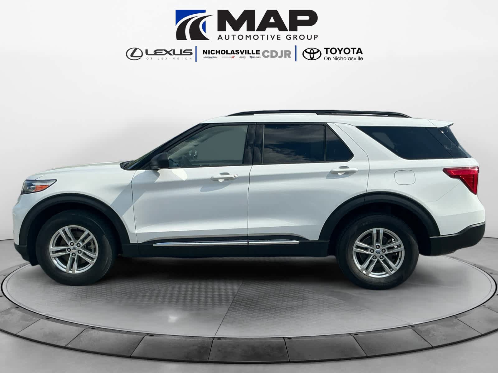 Used 2023 Ford Explorer XLT w/ Equipment Group 202A AWD/4WD image 2