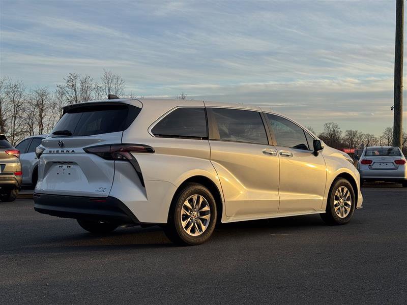 Used 2024 Toyota Sienna XLE image 7