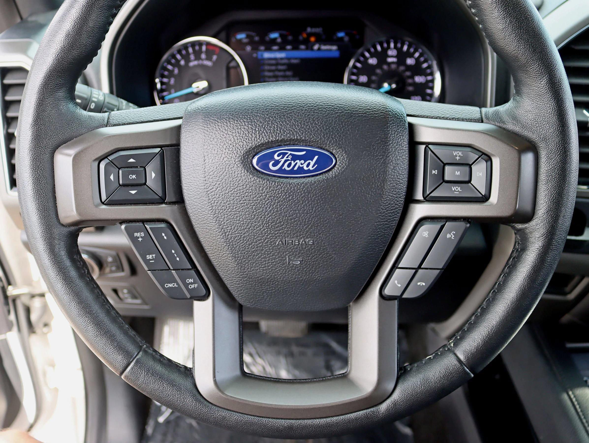 Used 2019 Ford Expedition XLT w/ Equipment Group 202A AWD/4WD image 19