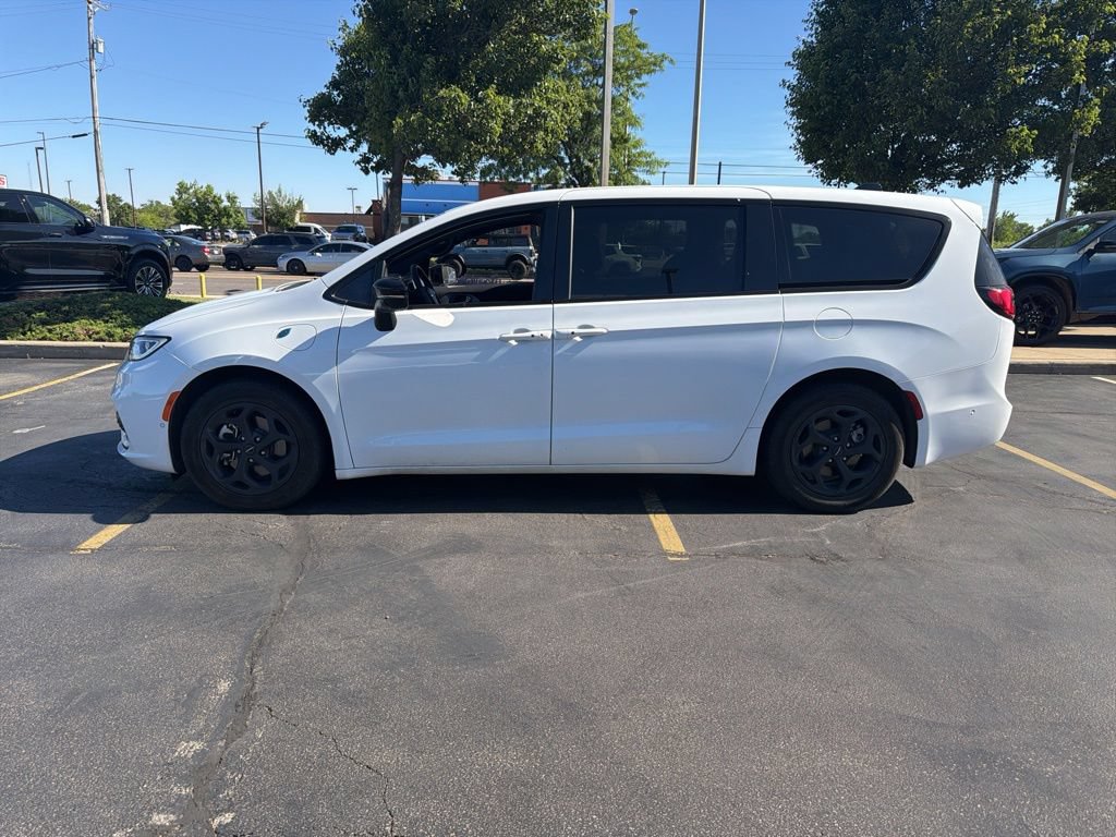 Used 2024 Chrysler Pacifica Limited FWD image 1