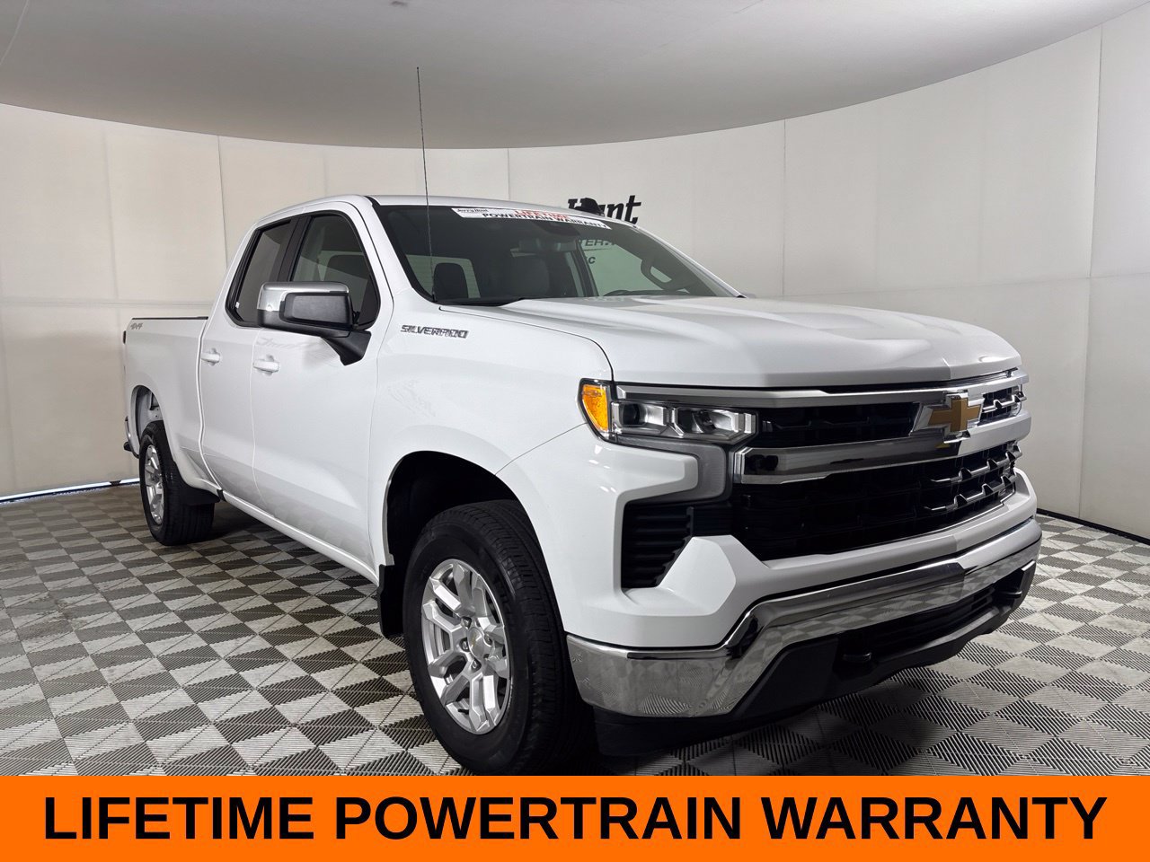 Used 2024 Chevrolet Silverado 1500 LT AWD/4WD image 4