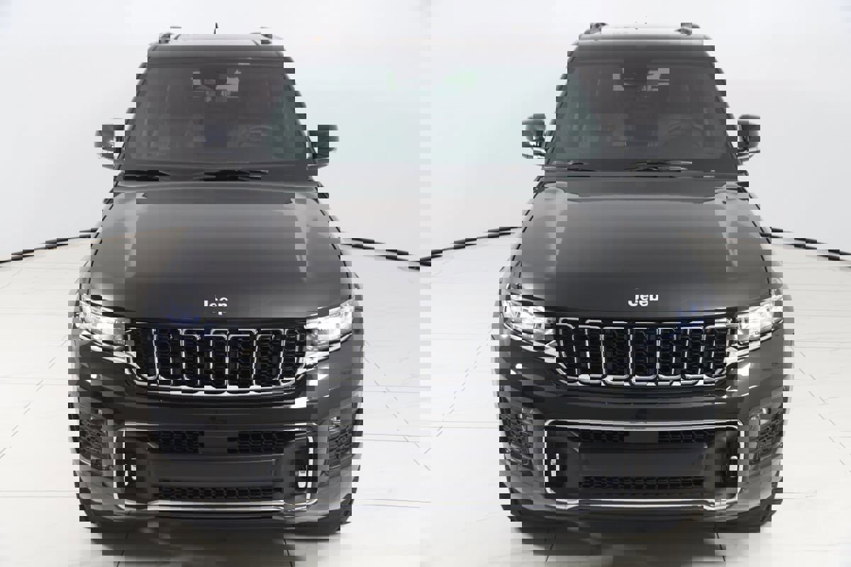Used 2024 Jeep Grand Cherokee Overland w/ Luxury Tech Group IV image 55