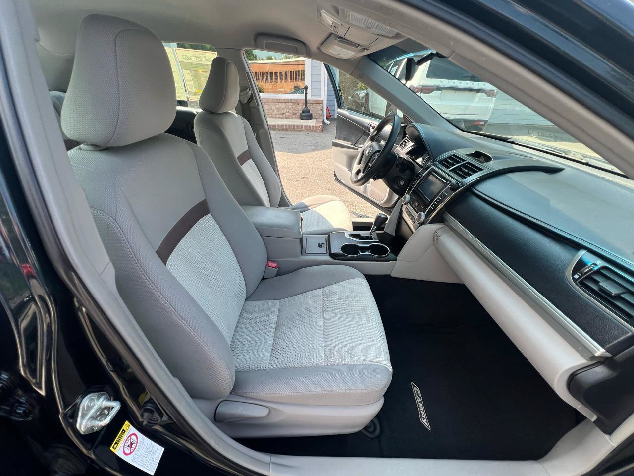 Used 2012 Toyota Camry LE FWD image 13