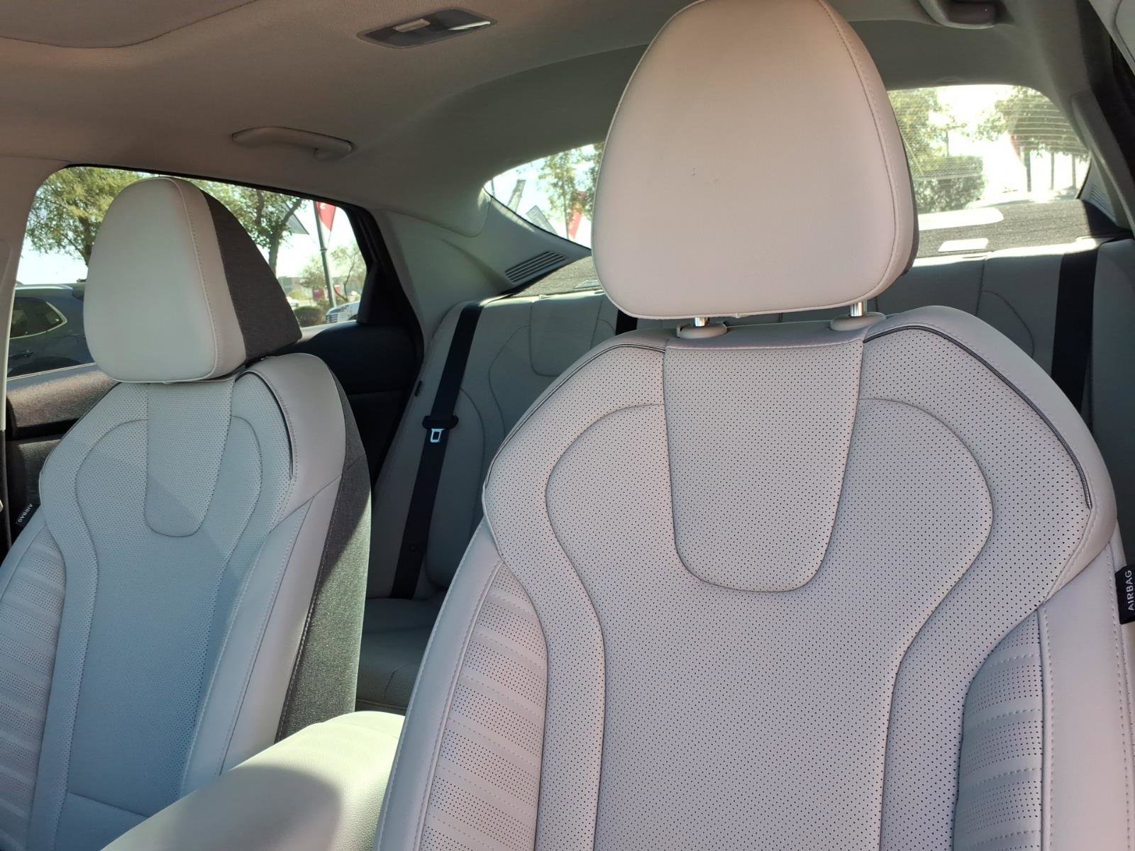 Certified 2025 Hyundai Elantra Limited FWD image 16