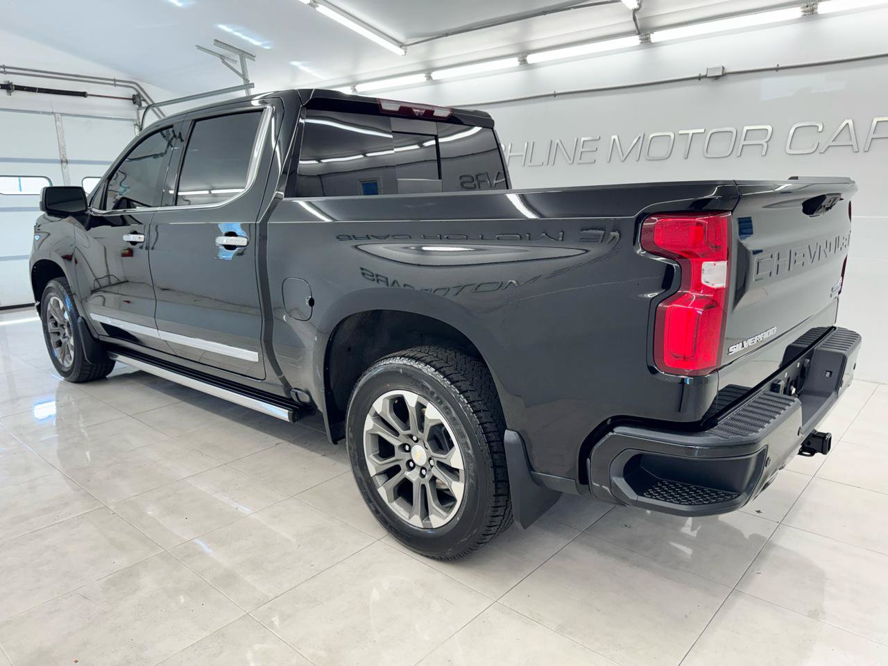 Used 2023 Chevrolet Silverado 1500 High Country w/ Technology Package AWD/4WD image 7