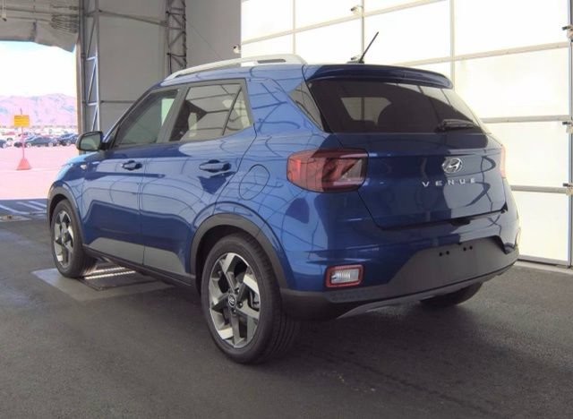 Used 2025 Hyundai Venue Limited FWD image 8