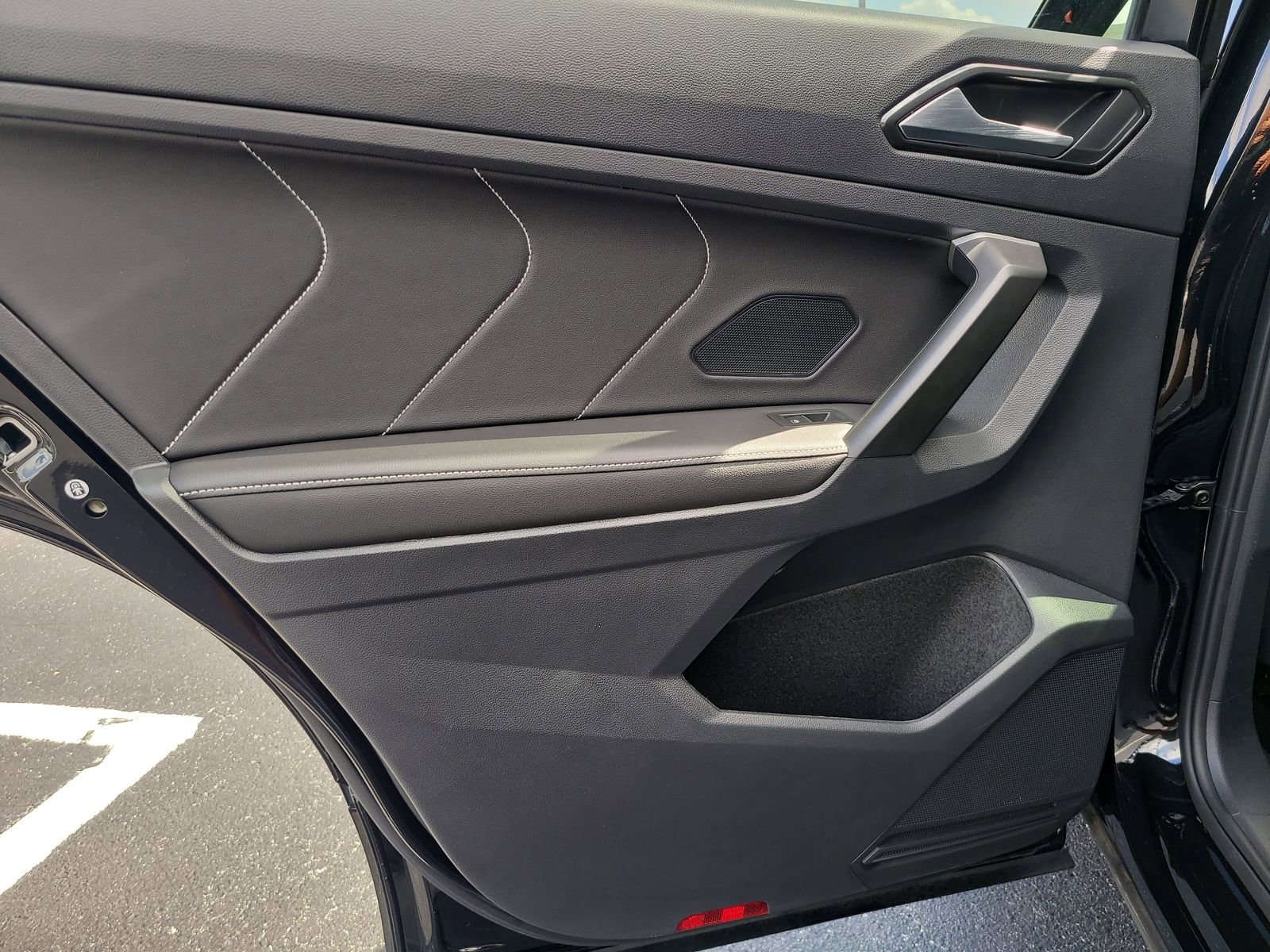 Used 2024 Volkswagen Tiguan SE R-Line image 8