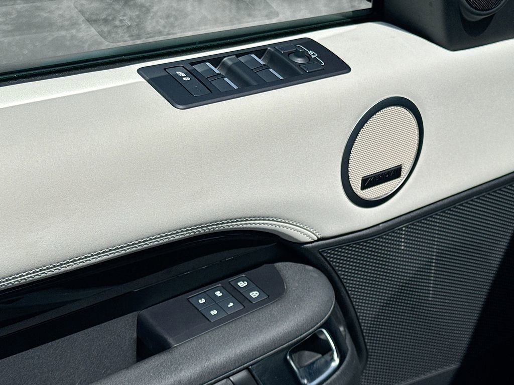 Used 2025 Land Rover Discovery S image 19