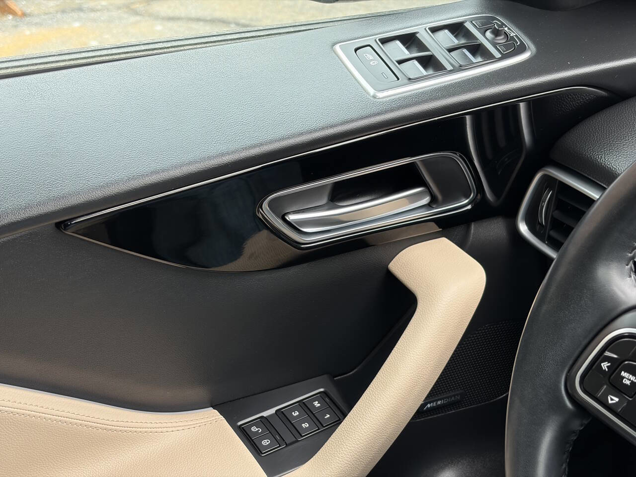 Used 2018 Jaguar F-PACE Premium image 28