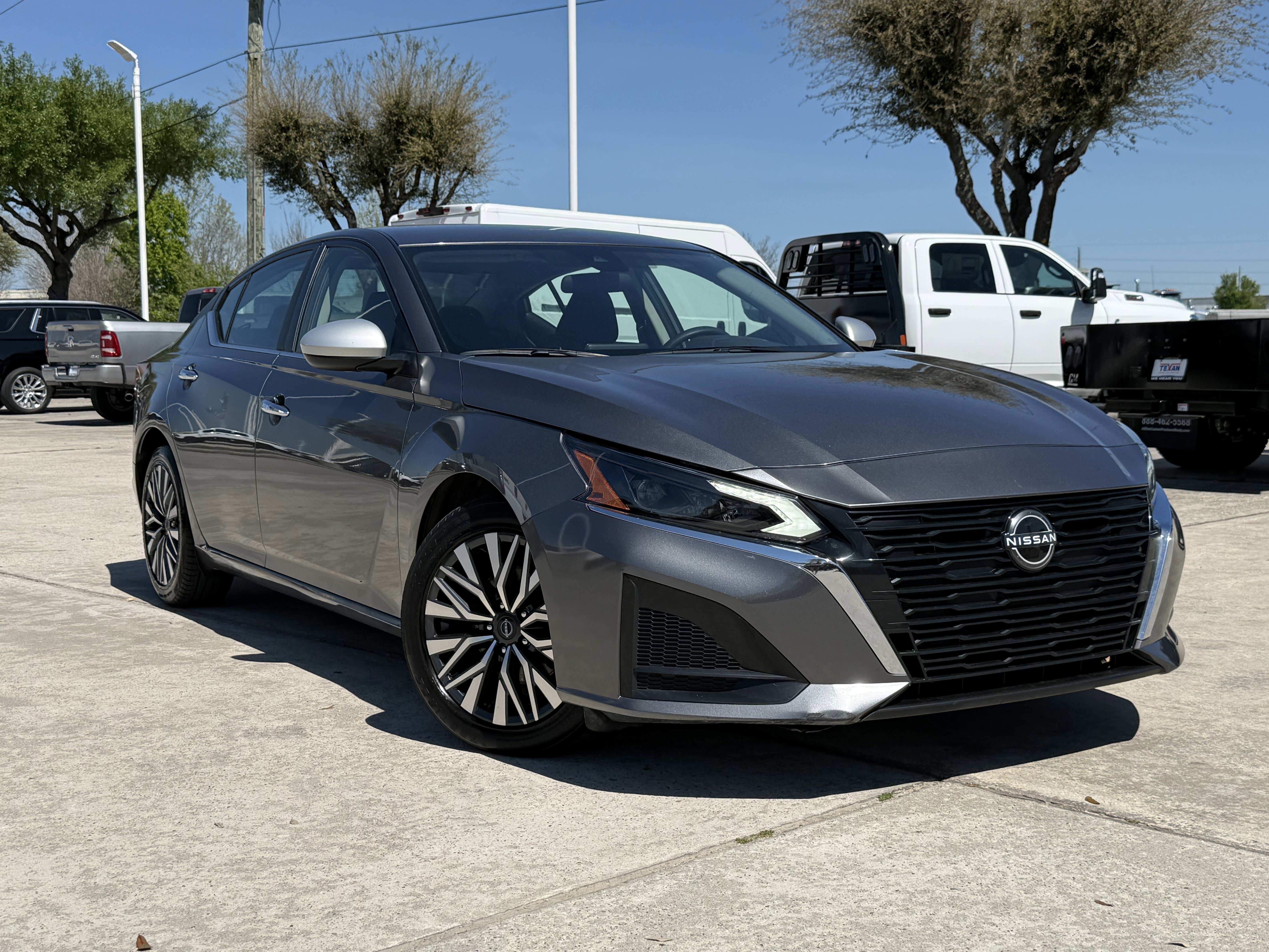 Used 2024 Nissan Altima 2.5 SV image 2