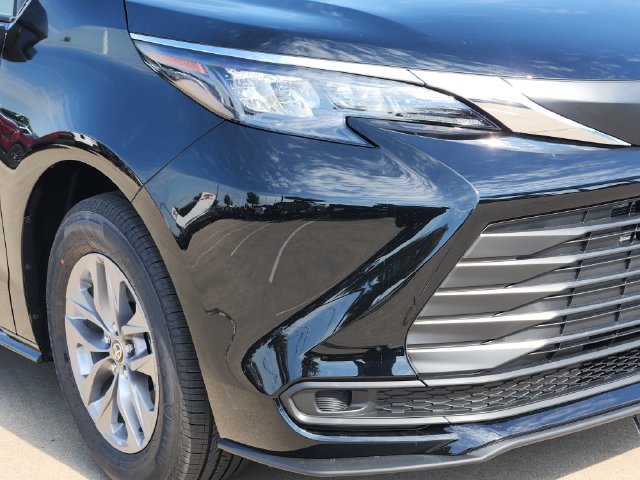 New 2026 Toyota Sienna LE FWD image 7