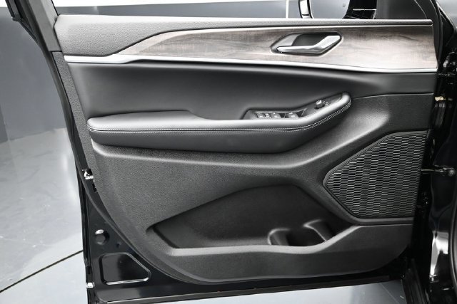 New 2026 Jeep Grand Cherokee Altitude AWD/4WD image 16