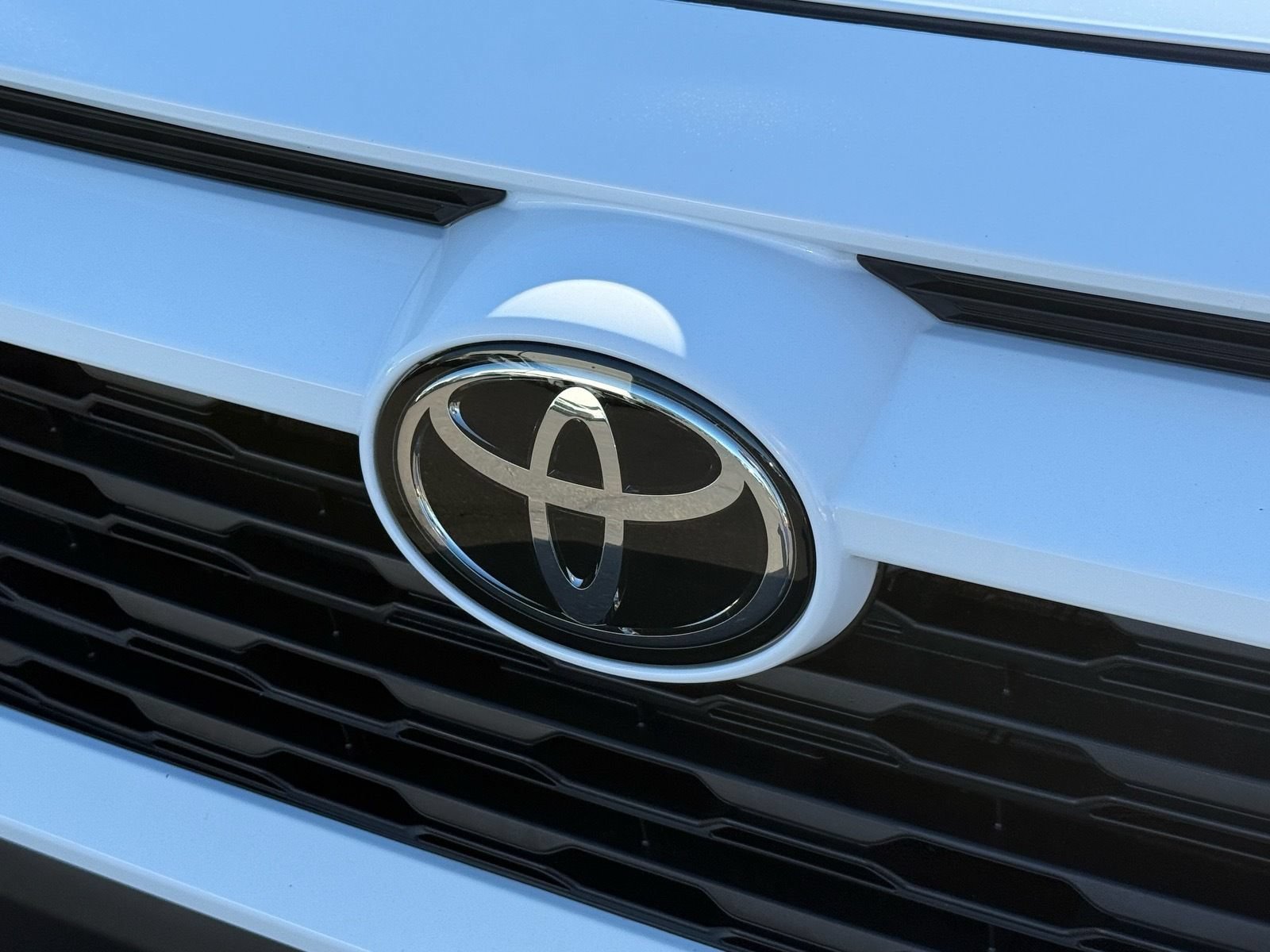 Used 2025 Toyota RAV4 XLE AWD/4WD image 32