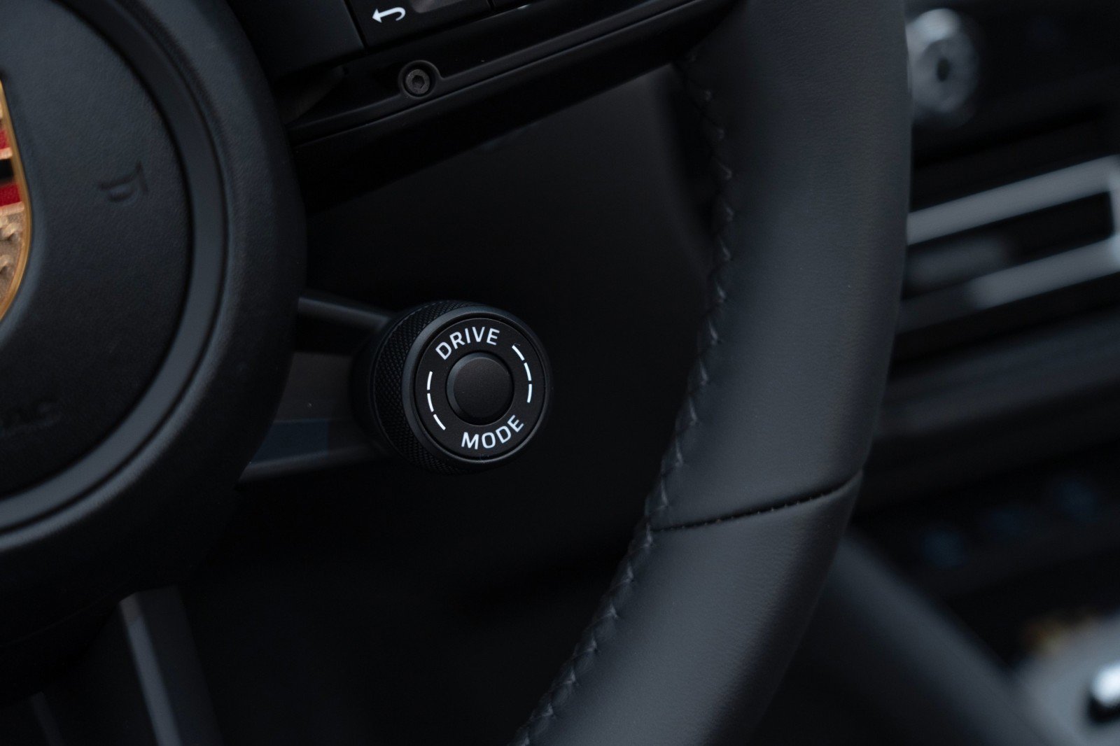 Certified 2025 Porsche Macan AWD/4WD image 28