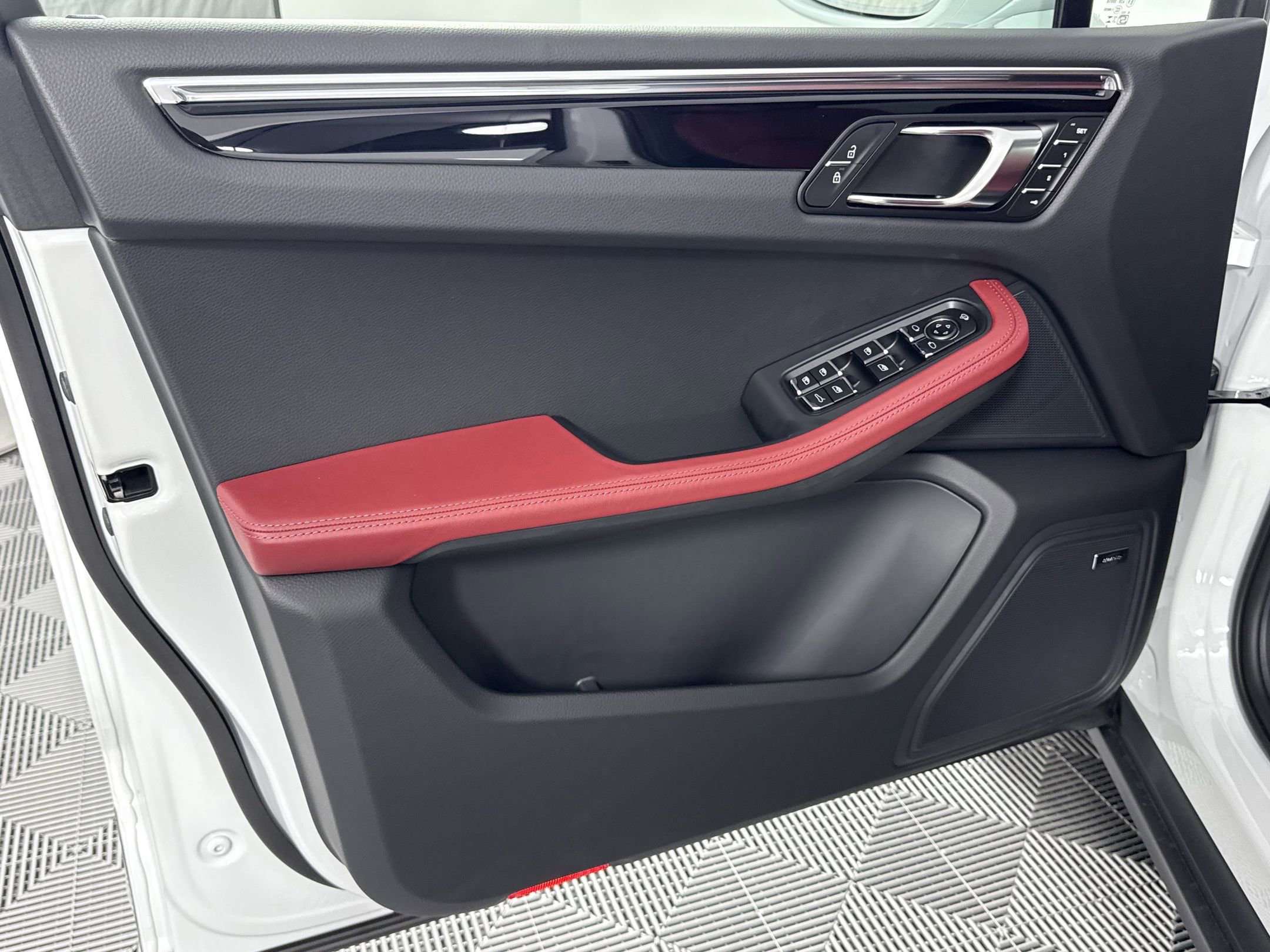 New 2025 Porsche Macan image 14