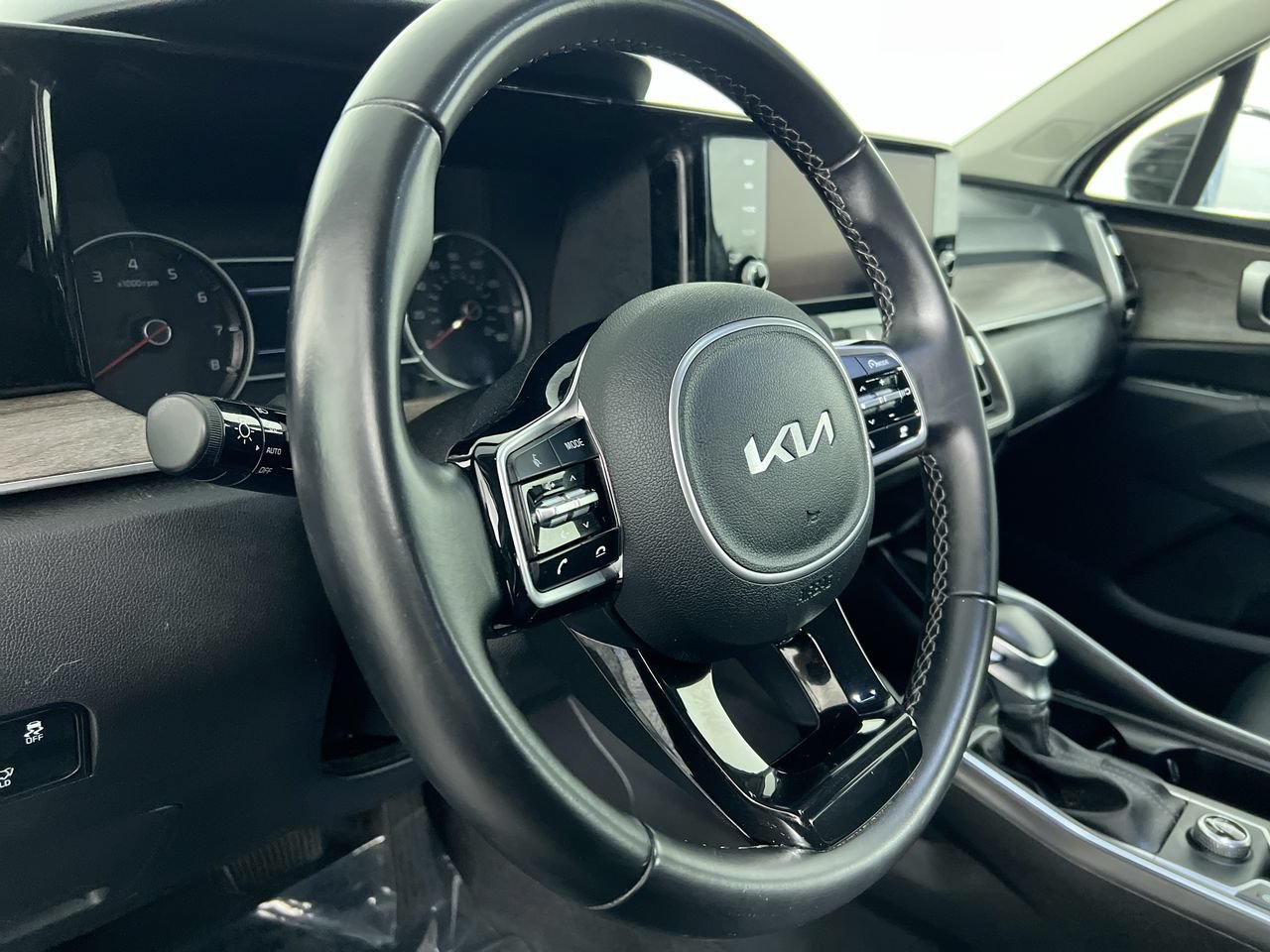 Used 2022 Kia Sorento EX w/ Panoramic Sunroof Package FWD image 16