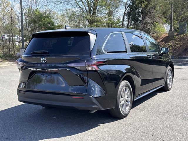 Used 2024 Toyota Sienna LE image 2