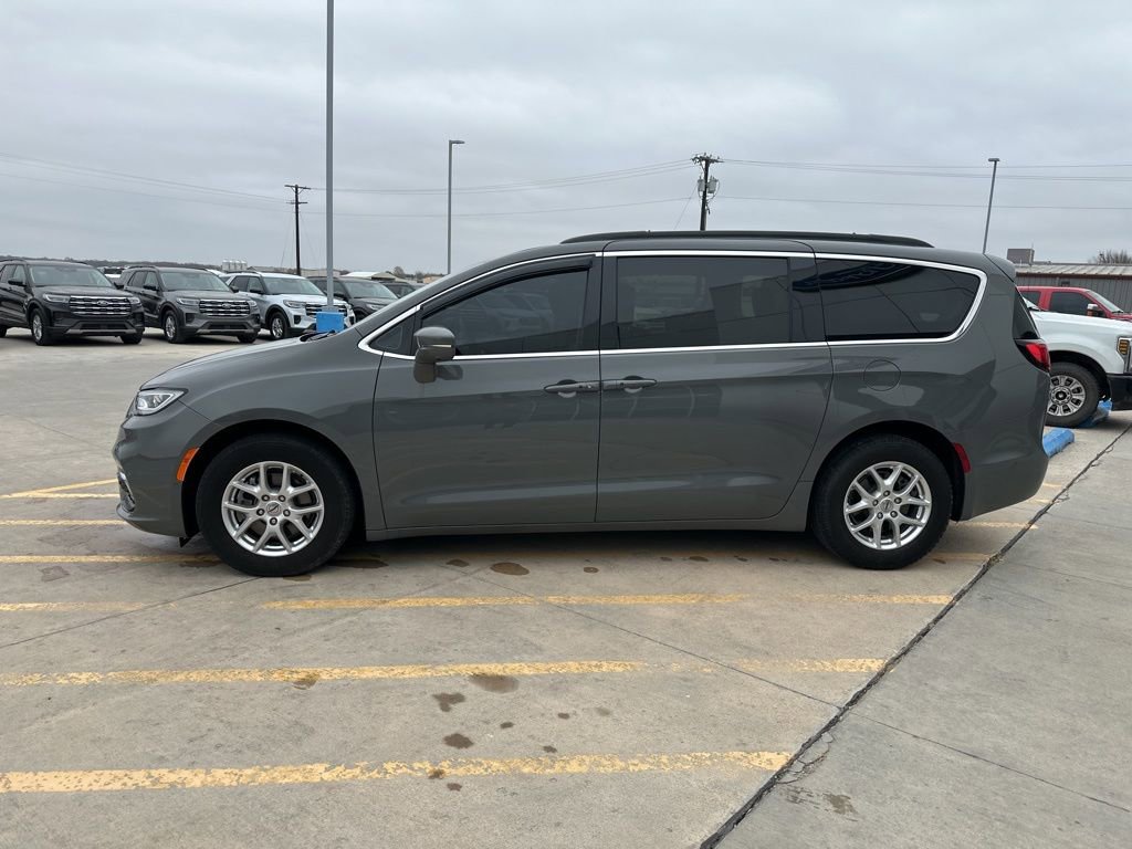 Used 2022 Chrysler Pacifica Touring-L w/ Uconnect Theater Family Group image 4