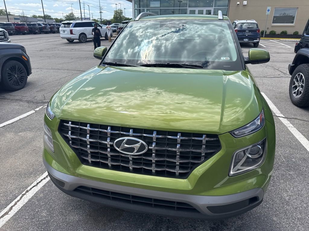 Used 2024 Hyundai Venue SEL FWD image 2