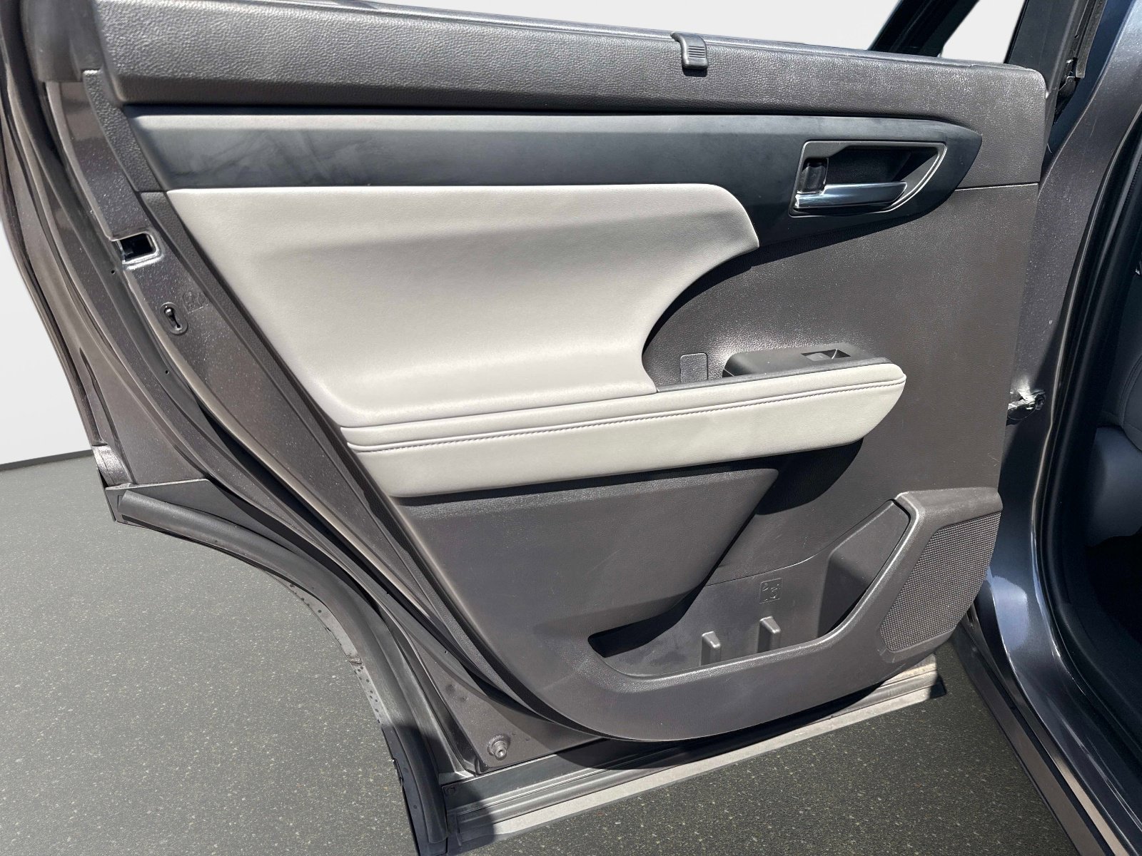 Used 2022 Toyota Highlander XLE image 13