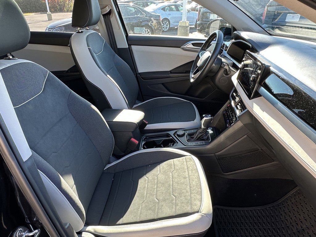 Used 2025 Volkswagen Taos SE w/ Panoramic Sunroof Package image 18
