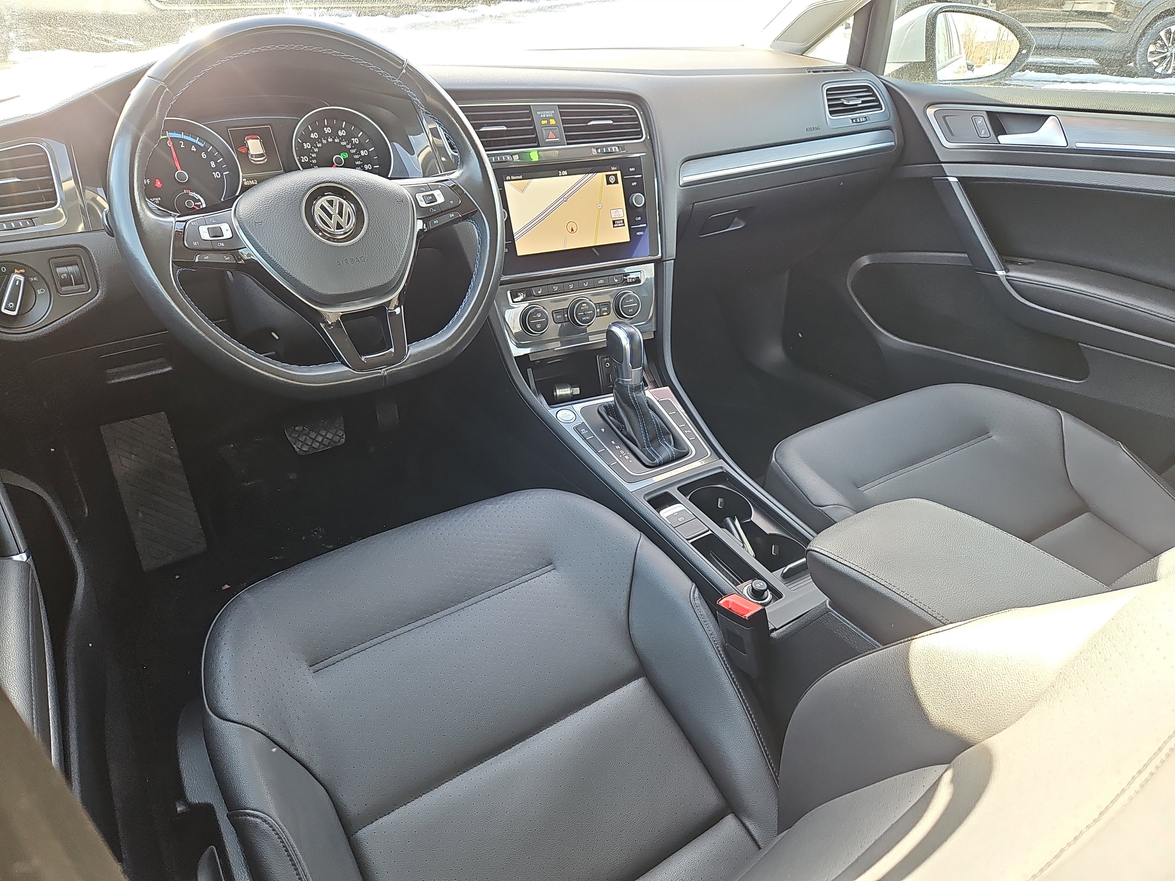Used 2017 Volkswagen e-Golf SEL Premium image 3