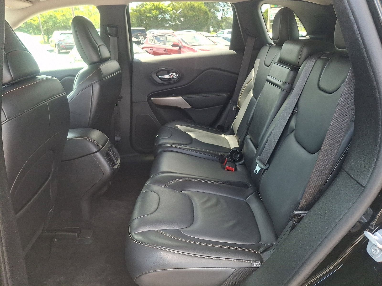 Used 2018 Jeep Cherokee Limited AWD/4WD image 10