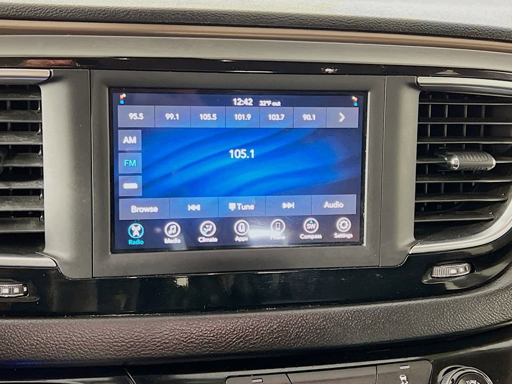 Used 2020 Chrysler Voyager LX image 14