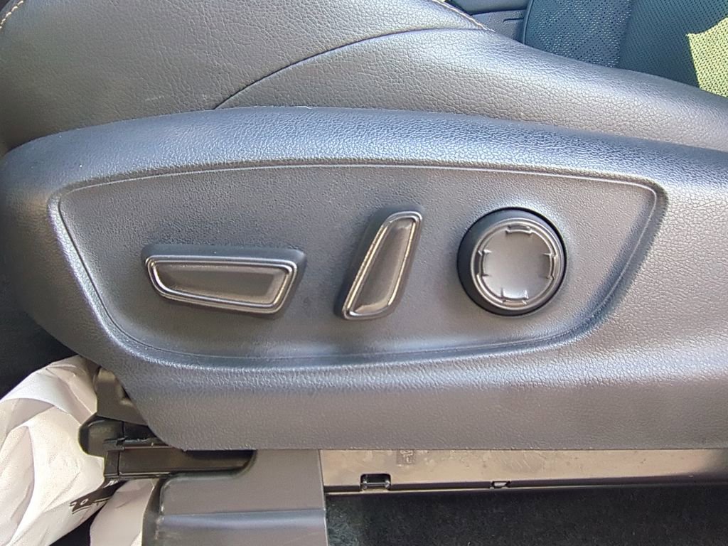 Used 2025 Toyota Tacoma Limited image 16