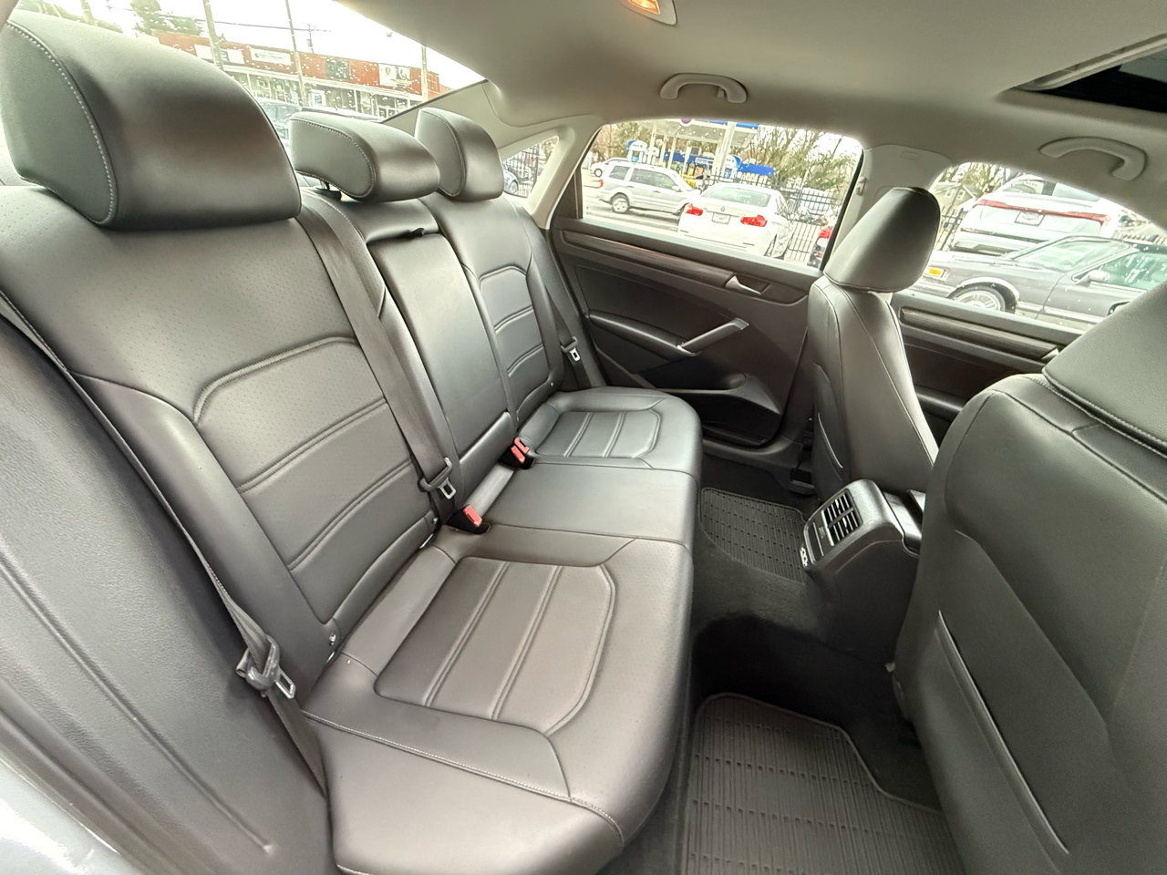 Used 2020 Volkswagen Passat 2.0T R-Line image 16