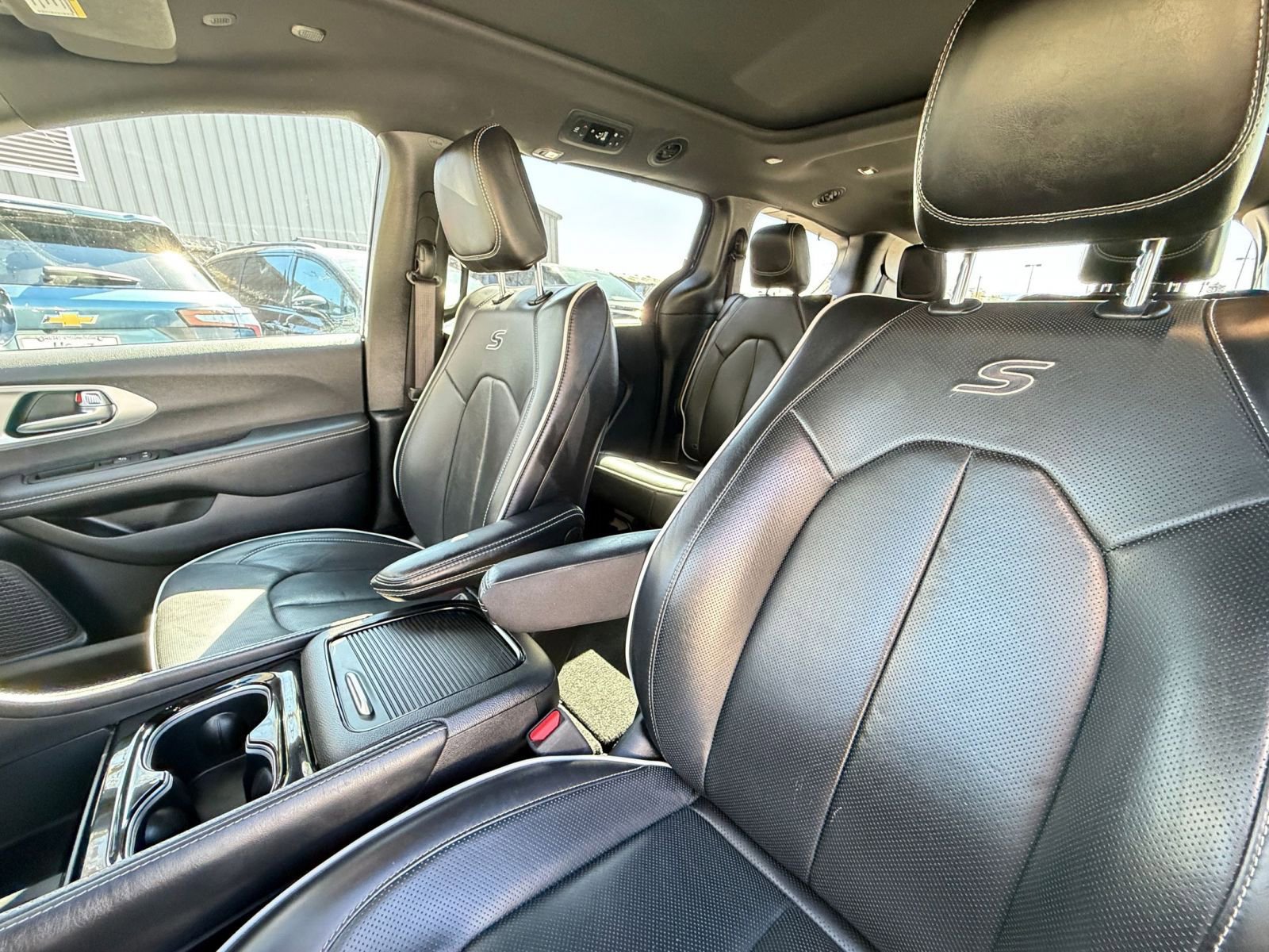 Used 2025 Chrysler Pacifica Limited image 36