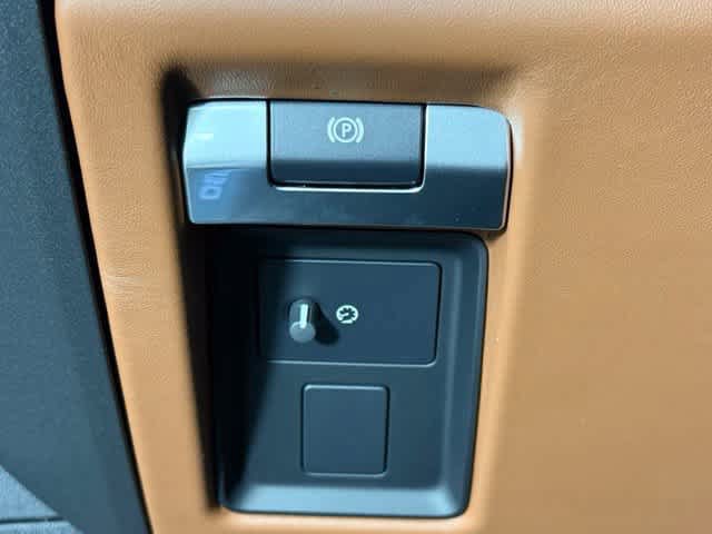 New 2026 Land Rover Defender 110 OCTA AWD/4WD image 28