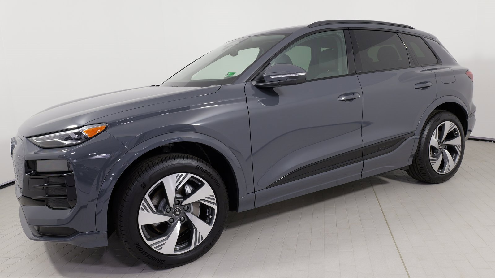 Used 2025 Audi Q6 e-tron Premium image 1